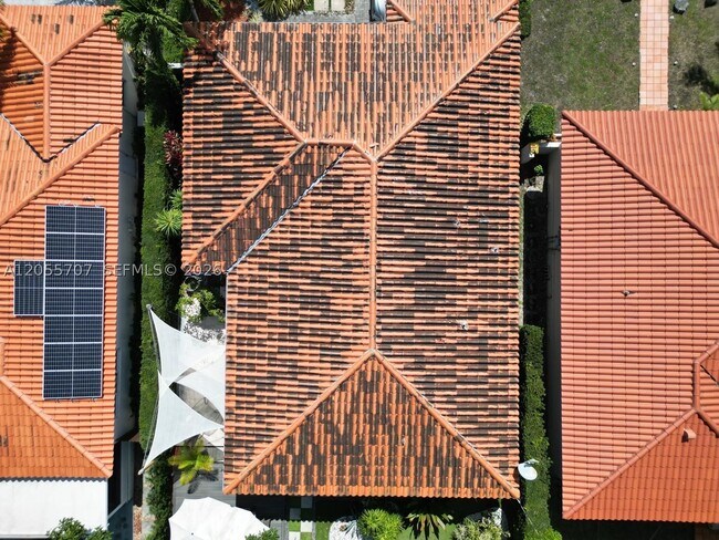 Building Photo - 625 Bird