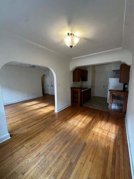 Primary Photo - 4442 N Oakland Ave