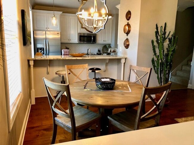 Building Photo - 3 bedroom, 3 Bath in Oxford, small fenced yard.