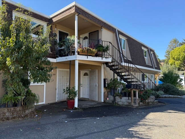 Building Photo - 789 S Freeway Dr