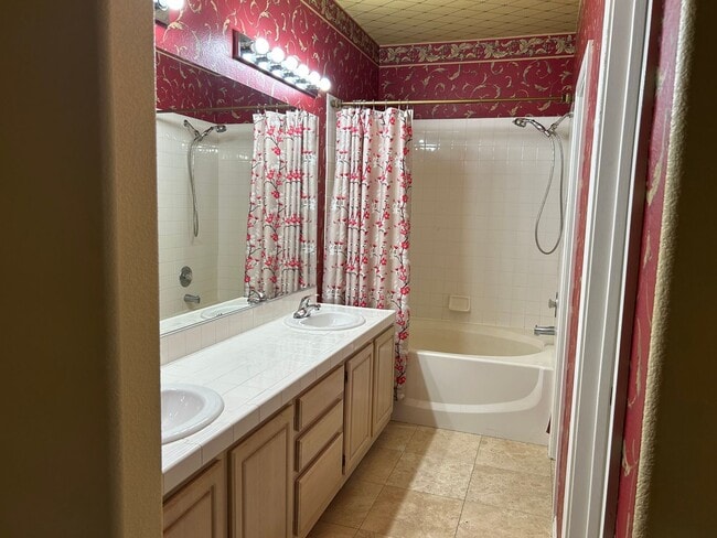 Building Photo - 2 story townhome in Seven Hills