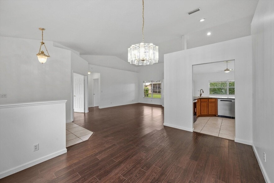 Building Photo - 106 Fernwood Cres