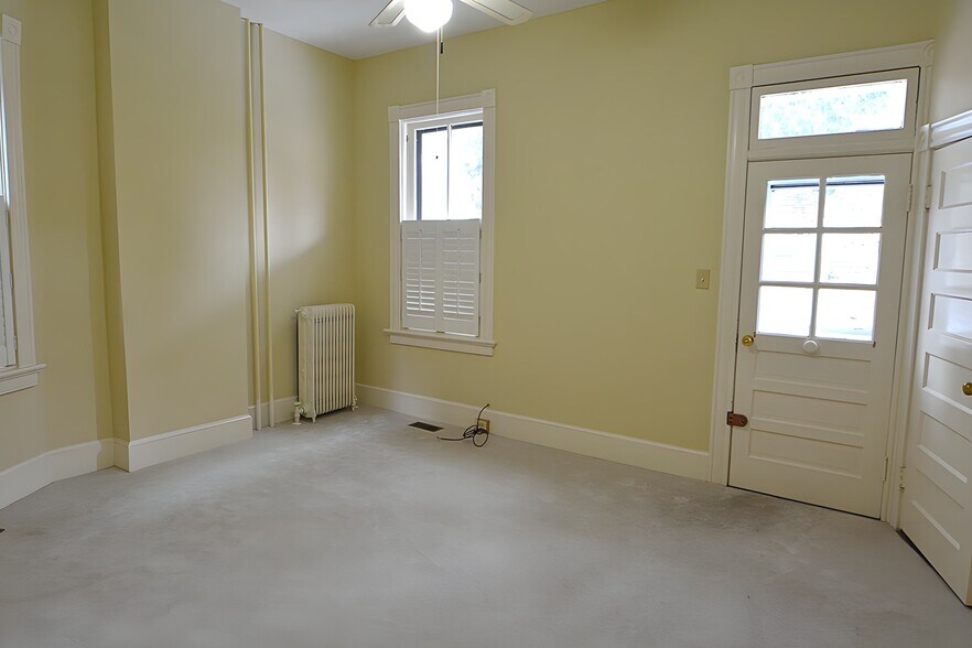 Building Photo - 2025 Grove Ave