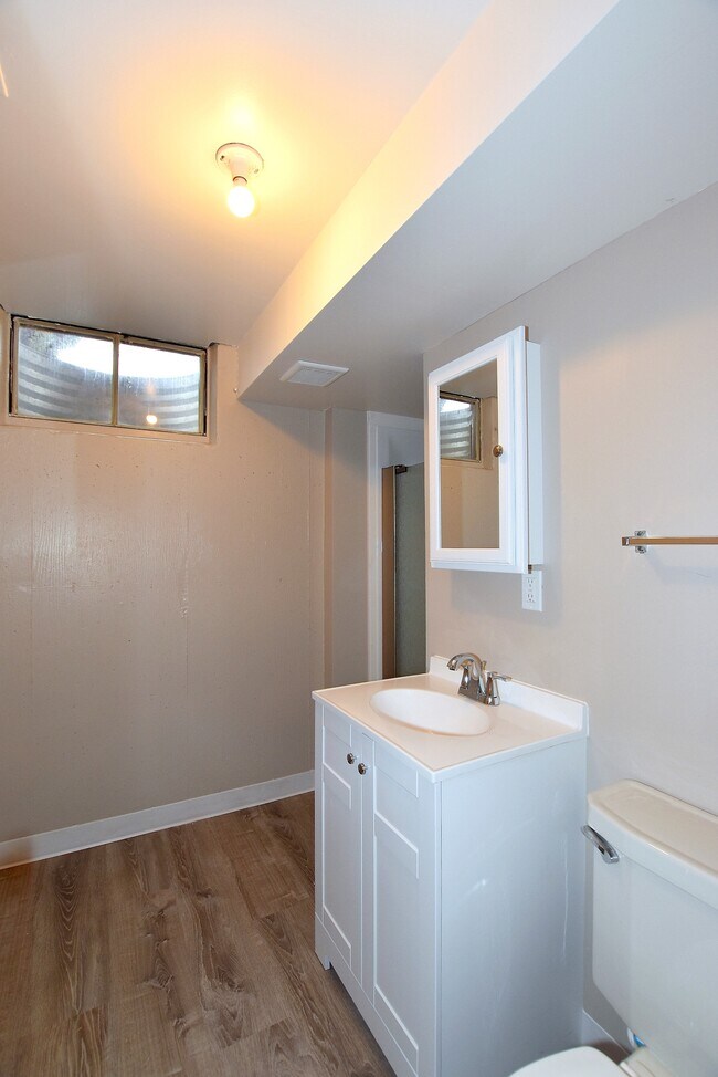 Bath - 1801 Crestmore Pl