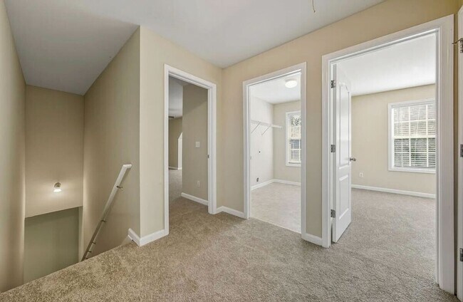 Building Photo - 4750 Ferncrest Pl