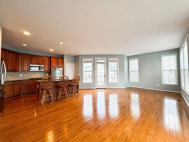 Building Photo - Stunning 3 Bed 2/2 Bath End-Unit Townhome In Desired Stone Ridge South