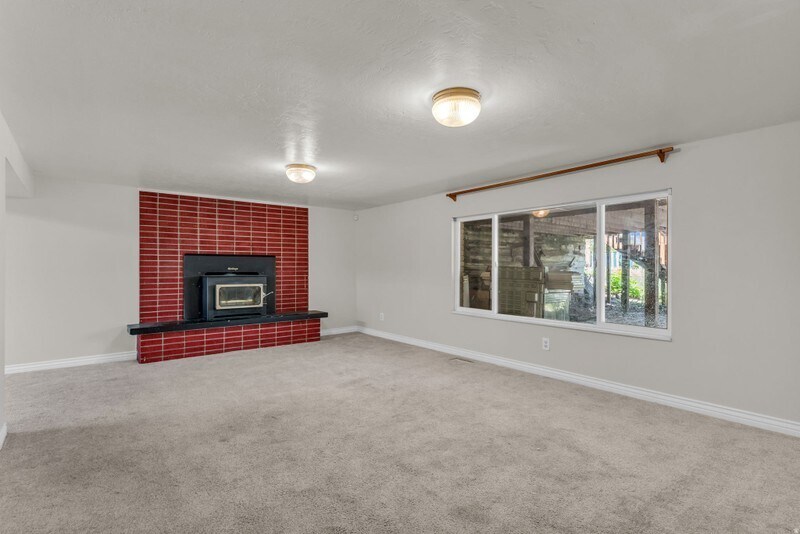 Building Photo - 1035 Hillcrest Dr