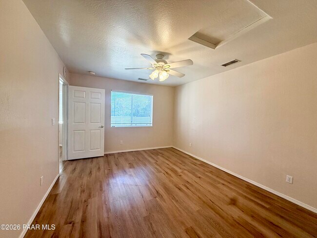Building Photo - 821 Village Cir