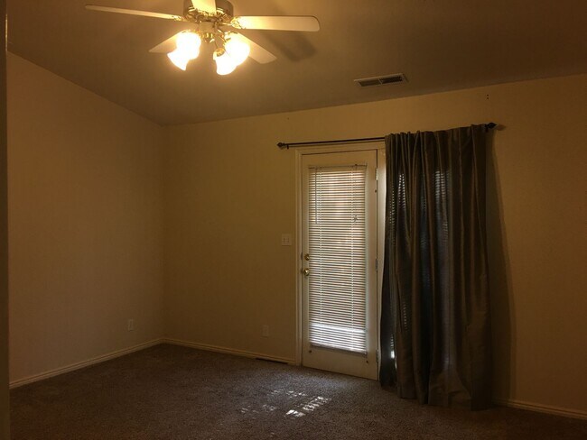Building Photo - Spacious Home in New Harmony