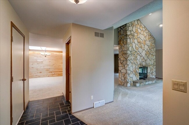 Building Photo - Parkwood Hills – Spacious 4 Bedroom, 3 Bat...