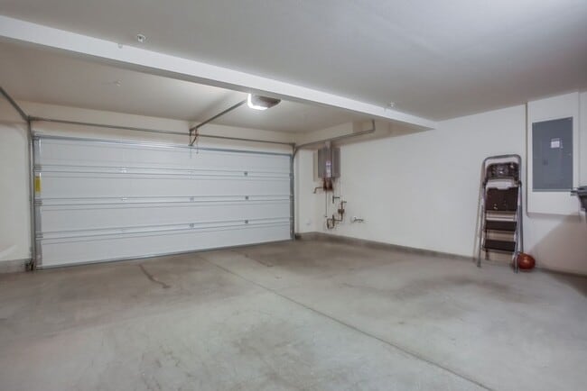 Building Photo - Beautiful 4 Bedroom Townhome! Built in 202...
