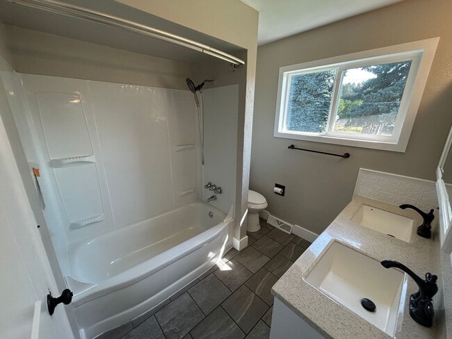 Building Photo - Beautiful 3 Bed, 1.5 Bath in Spokane!