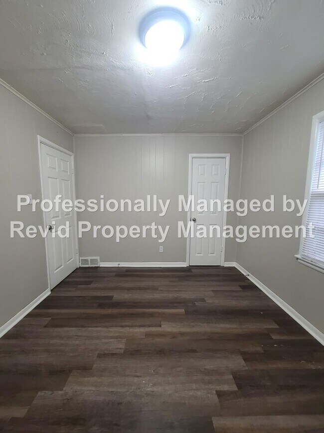 Building Photo - 744 Lester St