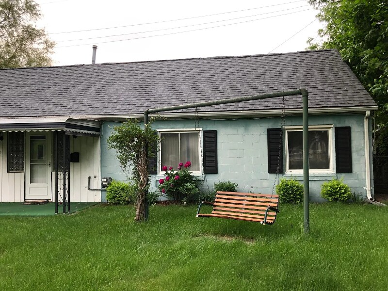 Building Photo - 1421 E Elza Ave
