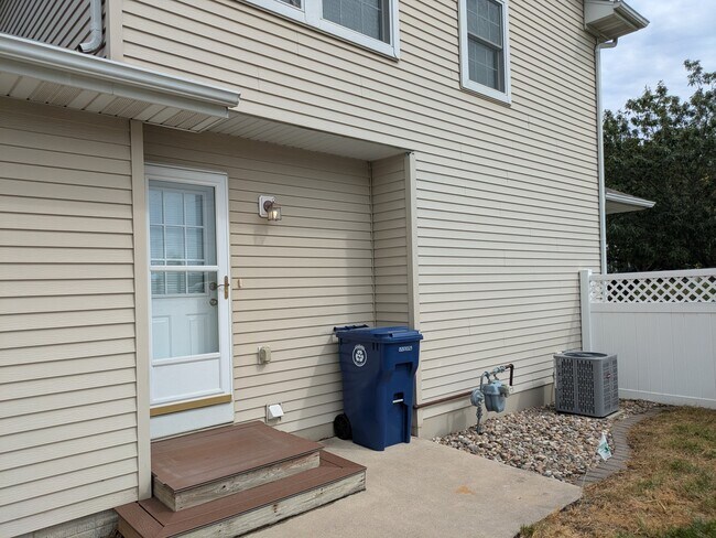 Building Photo - 2410 Eaton Ave