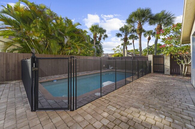 Building Photo - 7621 Sierra Terrace W