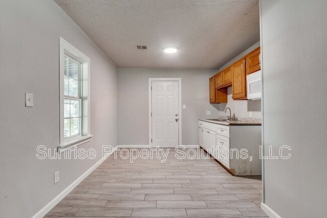 Building Photo - 3933 SW 24th St