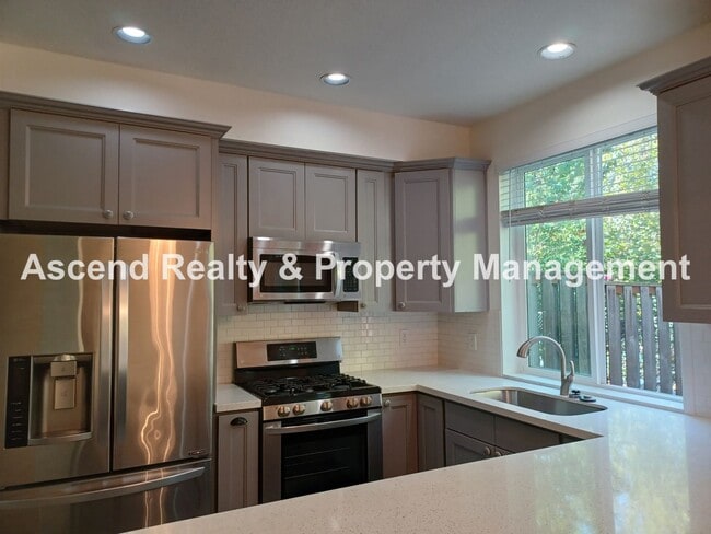 Building Photo - 3 Bed Townhome 1 Car Garage Backs to Greenspace Close to Parks, Intel, Nike, Columbia Sportswear