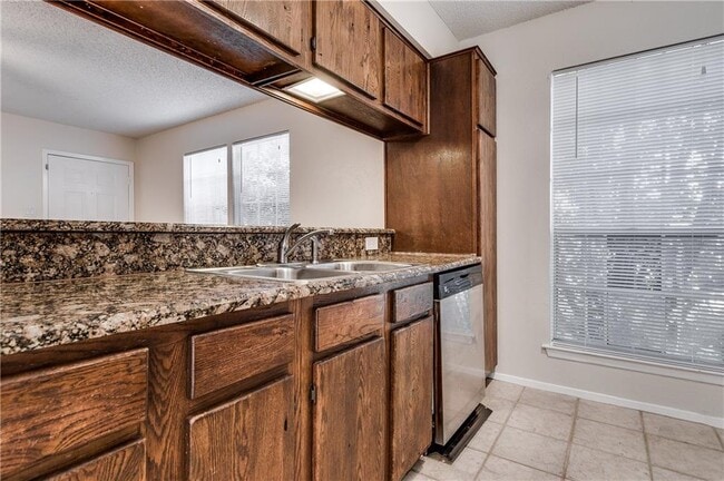 Building Photo - 8801 Piney Point Dr