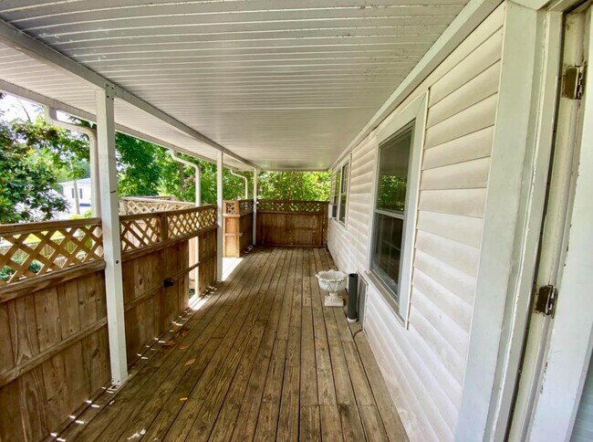 Building Photo - 407b Lewis St - Unit B