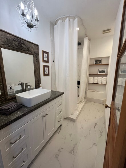 Building Photo - 811 Center St