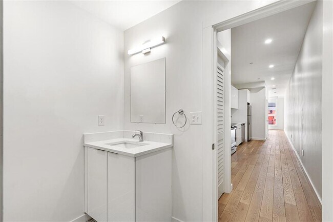 Building Photo - 71 Richmond St