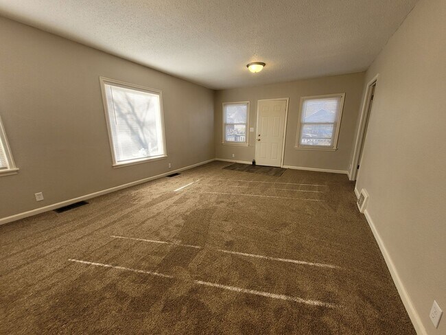 Building Photo - Pet Friendly 2 Bedroom Home with detached garage!