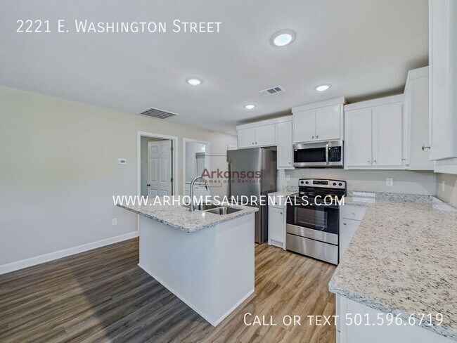Building Photo - 2221 E Washington Ave