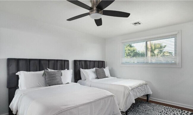 Building Photo - 8620 E San Miguel Ave