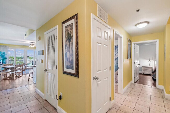 Building Photo - 9800 S Thomas Dr
