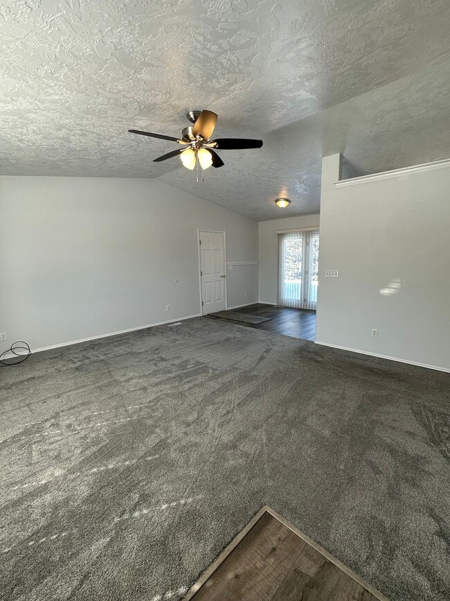 Building Photo - THIS IS A LEASE TAKEOVER, PLEASE CONTACT THE CURRENT TENANT, TANNER @ 801-688-4161 - Cute 3 Bed 1...