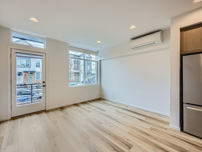 Building Photo - Modern 3bed/2bath Townhome in Rainer Valley Neighborhood!