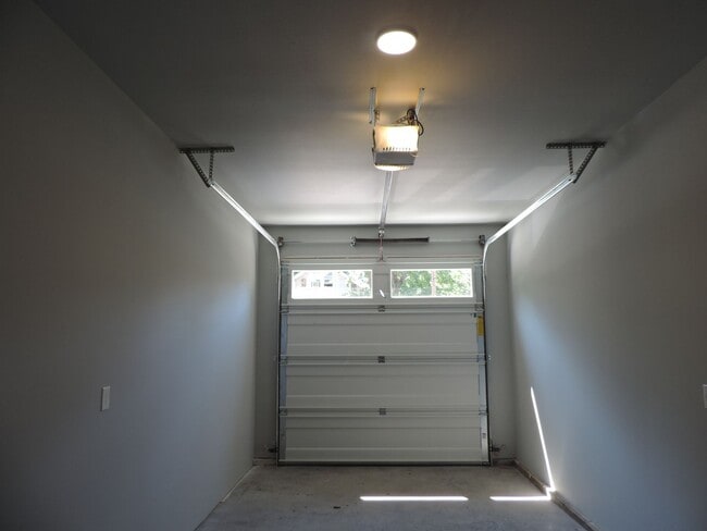 Building Photo - 408 Pine St