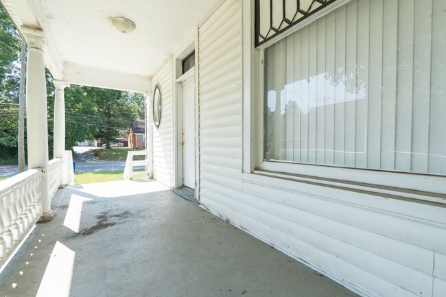 Building Photo - BEAUTIFUL Apartment in Downtown Suffolk!