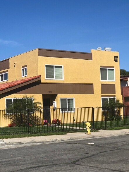 Building Photo - 1046 N Vista Ave