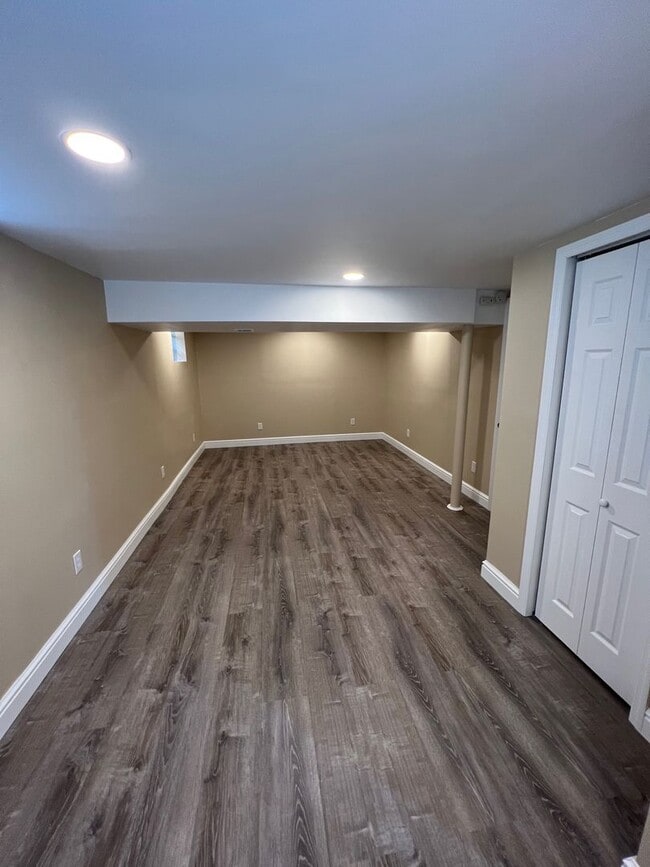 Building Photo - Entirely Remodeled 3 Bedroom, 1 Bathroom i...