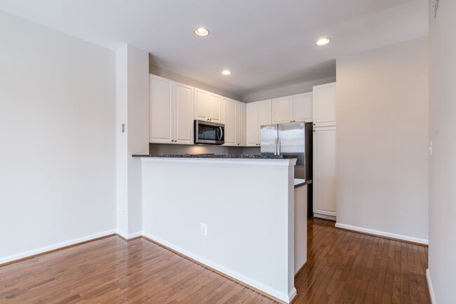 Building Photo - Immaculate 3 Bed 2 Full & 2 Half Bath End ...