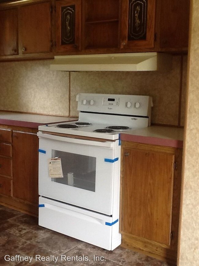 Building Photo - 4 br, 2 bath House - 308 River Dr.