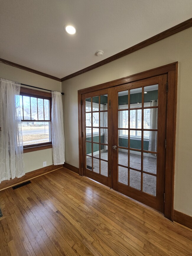 Building Photo - 1321 W Univ Ave