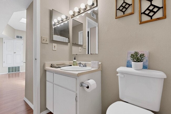 Building Photo - NE 2 Bedroom 2 Bath with Garage