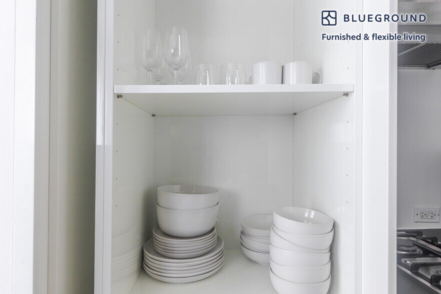 Building Photo - 70 W 45th St