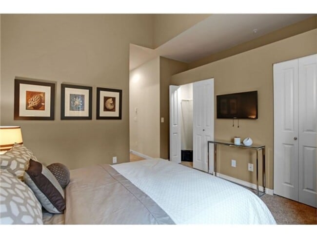 Building Photo - Bright & Spacious Talus 2bed/2.5bath Home ...