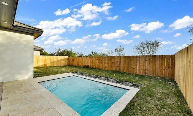 Building Photo - Luxury Living in Hyde Park – Edinburg/McAl...