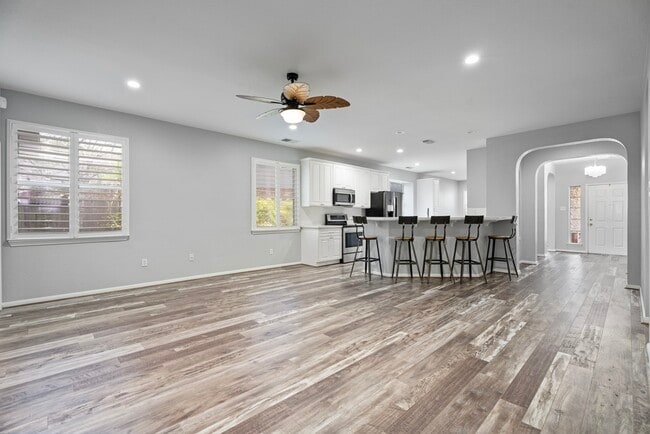 Building Photo - 421 Livingstone Ln