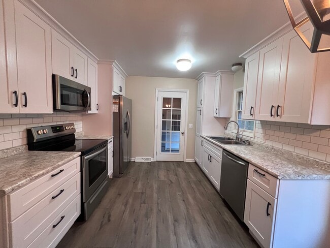 Building Photo - 4 bedroom home in Lowell Schools!