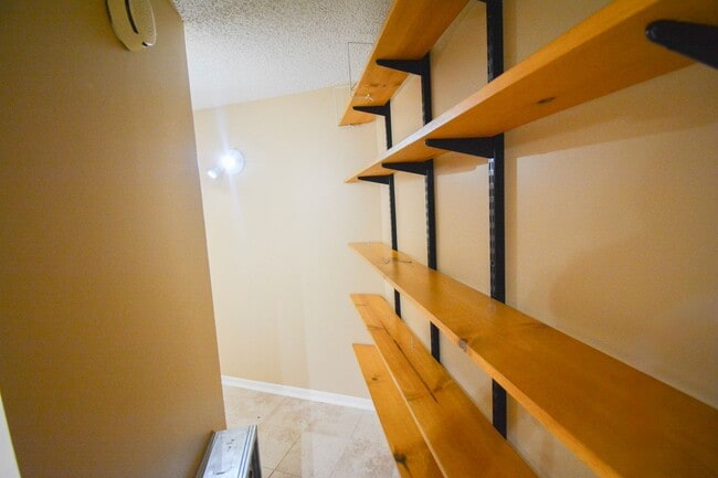 Building Photo - 6 Bed, 3.5 Bath Home for Rent – Retro Char...