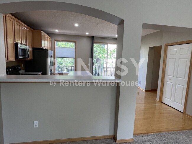 Building Photo - Available Now 3 Bedroom 1 Bath 1 Powder Room Townhome in Eden Prairie