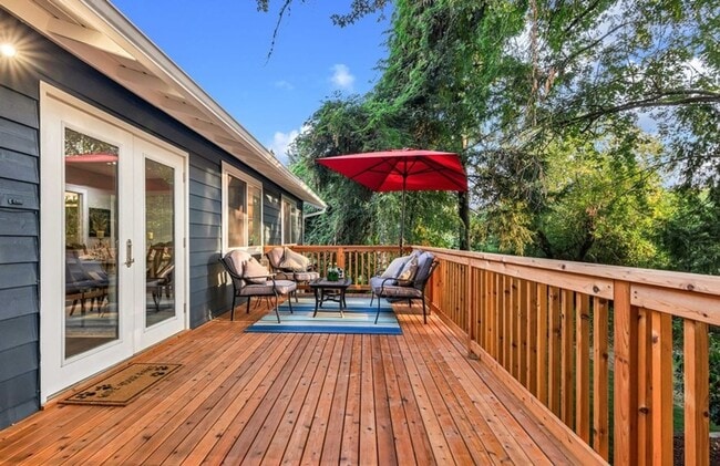 Building Photo - 4 Bed and 2 Bath Beautiful Bellevue Single...