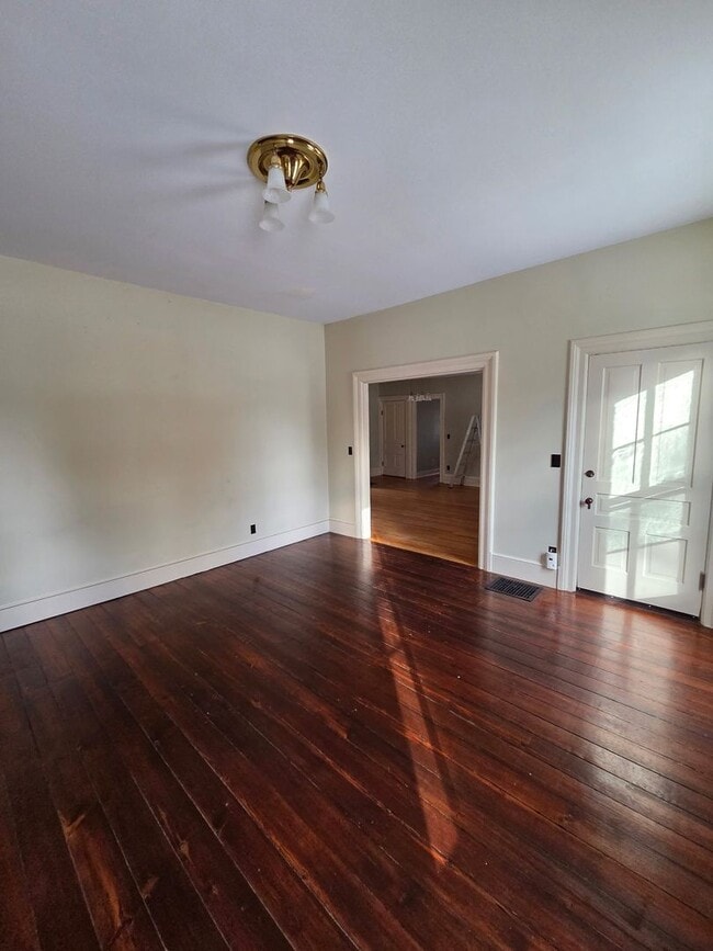 Building Photo - 4 Bed 2 Bath