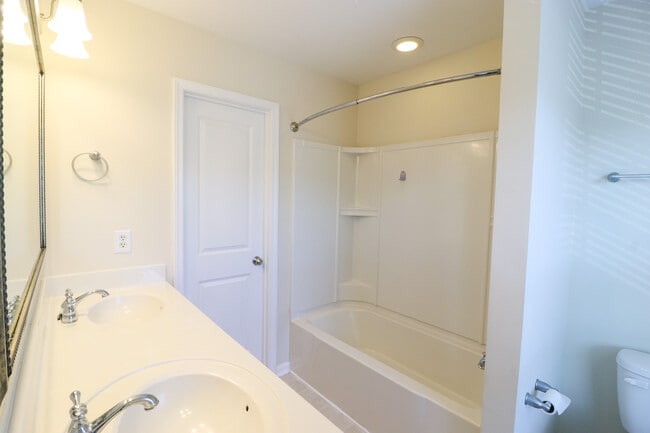 Building Photo - 215 Favorite Dr